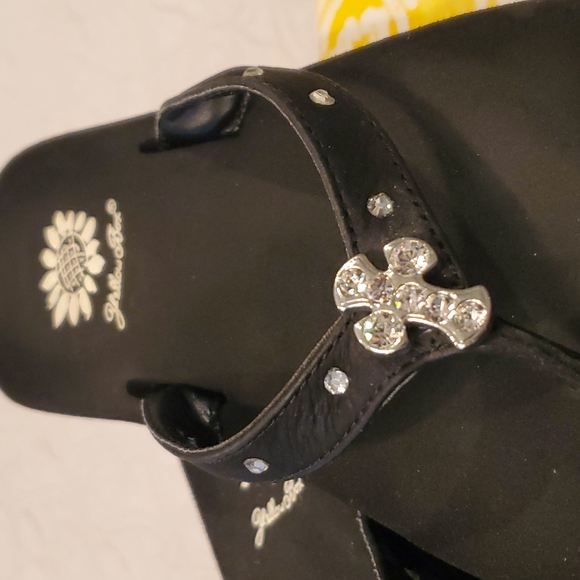 Yellow Box Black Cross Flip Flops size 6 - Picture 2 of 7